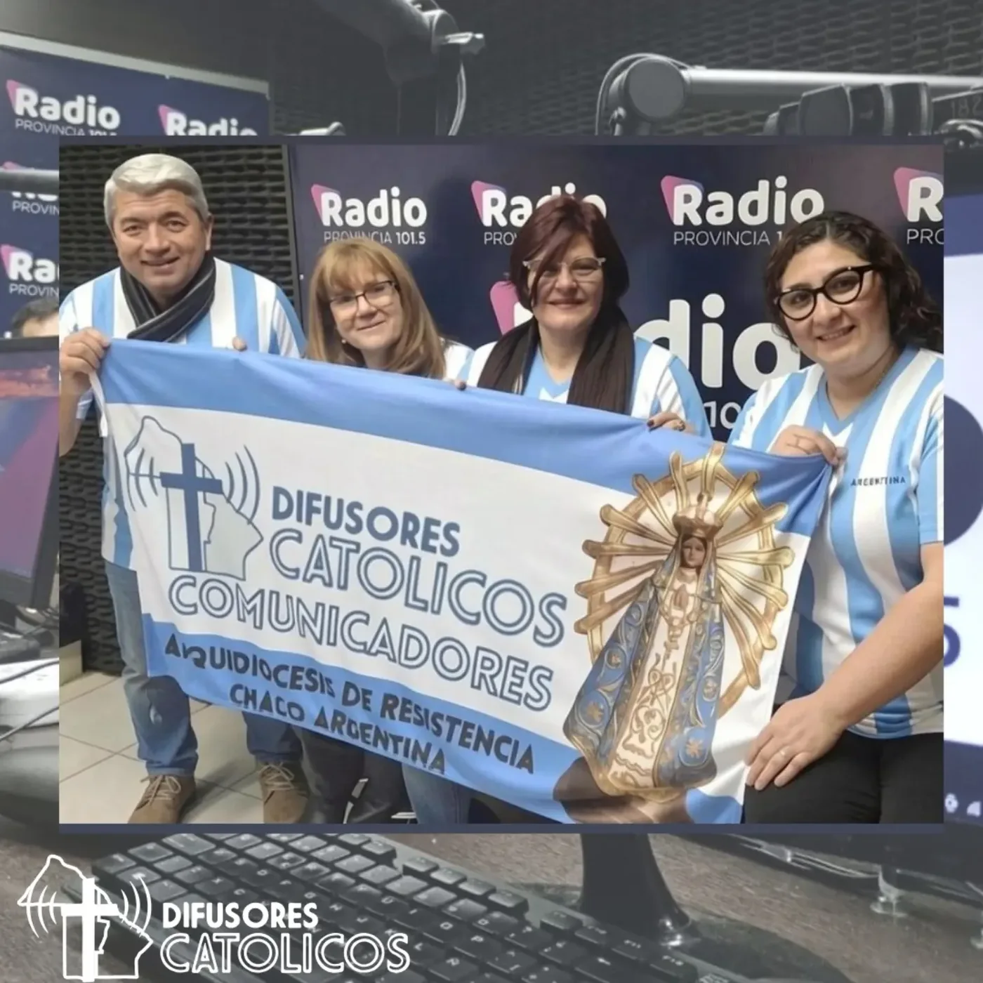 El equipo de Difusores Católicos en el estudio de Radio Provincia con su bandera